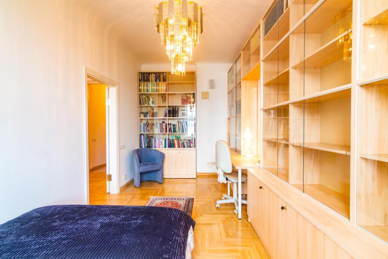 Classic Style Apartment In The Center Of Riga Exterior photo