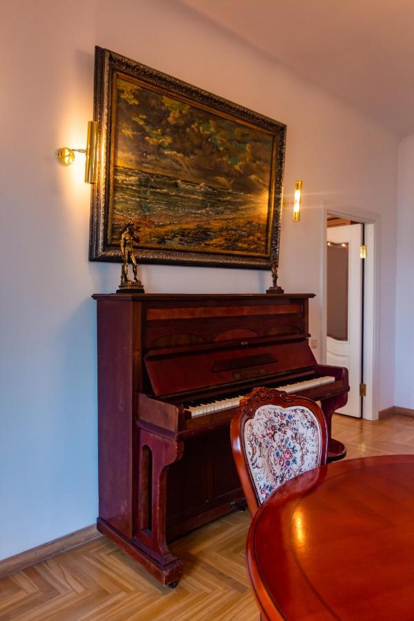 Classic Style Apartment In The Center Of Riga Exterior photo